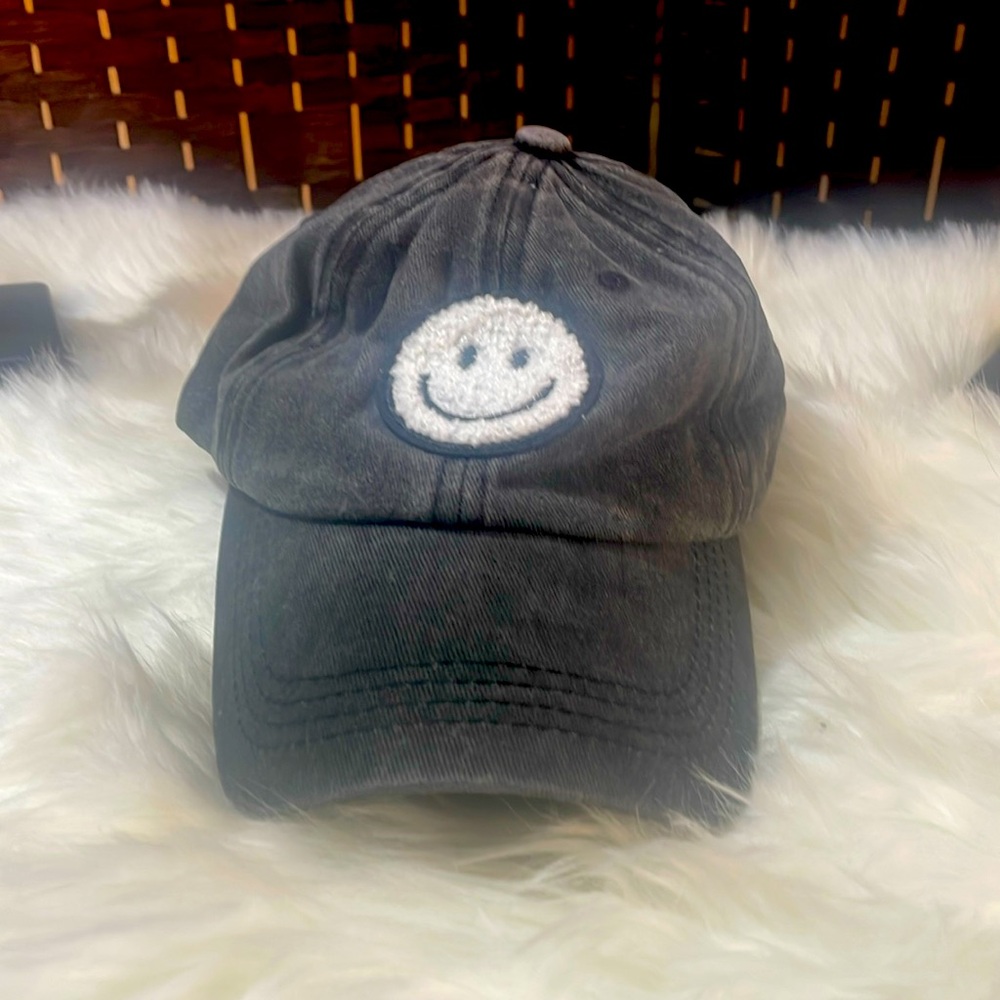 -057 NWOT UNISEX CASUAL SMILEY FACE BASEBALL CAP! 🧢